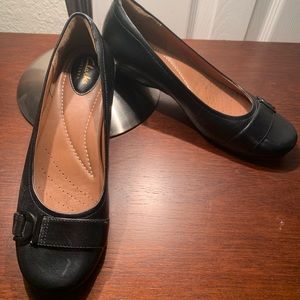 Clarks Women’s Black Leather Flats 🥿 SIZE 7.5 M